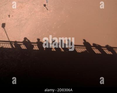 AJAXNETPHOTO - 2009. BOURNEMOUTH, ANGLETERRE. -OMBRES DANS LE SABLE - LES FOULES AFFLUENT À LA JETÉE UN JOUR D'ÉTÉ. PHOTO:JONATHAN EASTLAND/AJAX REF:G92008 44 Banque D'Images