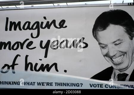 AJAXNETPHOTO. 11 MAI 2006. SOUTHAMPTON, ANGLETERRE. - IMAGINEZ - TONY BLAIR, CHEF DU NOUVEAU PARTI TRAVAILLISTE, FIGURE SUR UNE AFFICHE DU PANNEAU D'AFFICHAGE DE LA CAMPAGNE ÉLECTORALE DU PARTI CONSERVATEUR. PHOTO:JONATHAN EASTLAND/AJAX REF: R52006 223 Banque D'Images