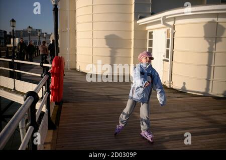 AJAXNETPHOTO. WORTHING, ANGLETERRE. - FREEWHEELIN' - UN JEUNE AIME PATINER LE LONG DE LA JETÉE. PHOTO:JONATHAN EASTLAND/AJAX REF:R61903 61 Banque D'Images