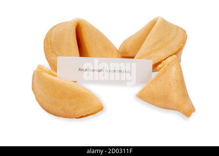 Quatre cookies de fortune avec prédiction d'aventure de glissement isolé sur fond blanc. Banque D'Images