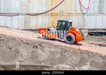 Compacteur de sol à rouleaux vibrants, machines lourdes travaillant sur le chantier de construction. Banque D'Images