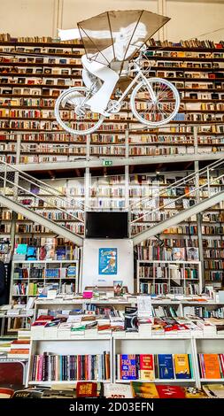 Librairie 'Livraria Ler Devagar'. Lisbonne, Portugal Banque D'Images