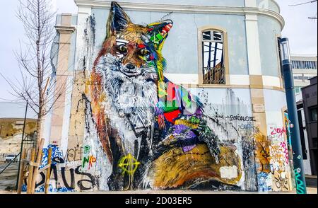 Renard créé à partir d'objets trouvés dans la corbeille par l'artiste Bordalo. La façade de l'entrepôt presque détruit. Lisbonne, Portugal Banque D'Images