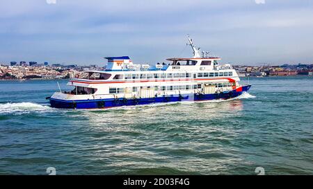 Bateau touristique sur la rivière Tejo. Lisbonne, Portugal Banque D'Images