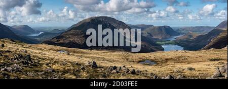 Panorama des vallées de Buttermere et Ennerdale par une journée d'été calme et ensoleillée. FOM les pentes de Brandreth Fell, English Lake District, Cumbria, Royaume-Uni Banque D'Images