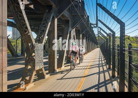 Les cyclistes traversent le pont de haut niveau à Edmonton, Alberta, Canada Banque D'Images