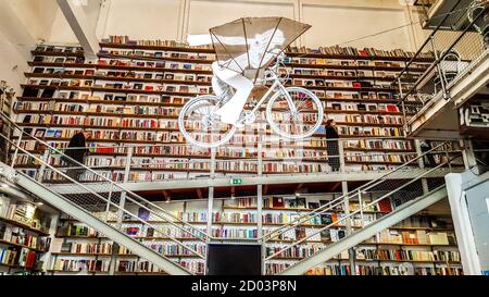 Librairie 'Livraria Ler Devagar'. Lisbonne, Portugal Banque D'Images