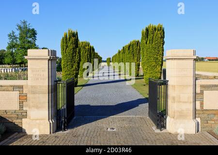 L'entrée principale du cimetière de Bedford House (première et deuxième Guerre mondiale) conçu par Wilfred Clément Von Berg à Zillebeke (Ypres), Belgique Banque D'Images