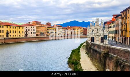 Eglise Santa Maria della Spina sur le remblai de la rivière Arno à Pise, Italie. Banque D'Images