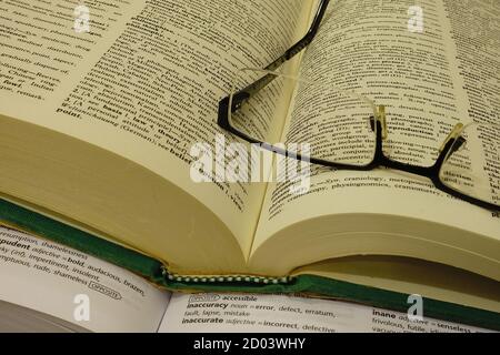 Gros plan de lunettes sur un dictionnaire ouvert Banque D'Images