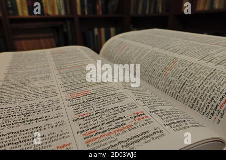 Gros plan d'un dictionnaire ouvert Banque D'Images