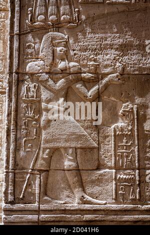 Sculptures hiéroglyphiques en pierre au temple de Philae en Jordanie Banque D'Images
