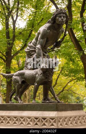 Sculpture d'Indian Hunter dans Central Park NYC Banque D'Images