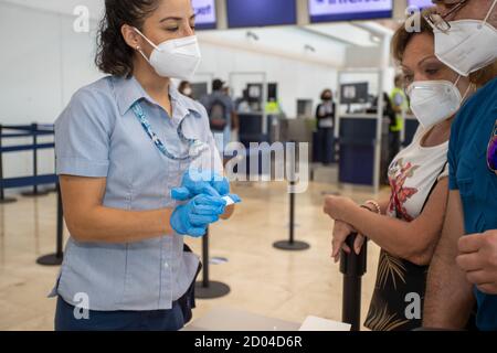 Cancun, Mexique. 1er octobre 2020. Un travailleur de la santé prélève un échantillon de sang auprès d'un passager pour effectuer un test rapide afin de détecter le SRAS-COV2 à l'origine de la coronavirus (Covid-19). De nouvelles mesures de sécurité sont prises dans les aéroports pour prévenir la propagation du virus à Cancun, au Mexique. (Photo par Eyepix Group/Pacific Press) crédit: Pacific Press Media production Corp./Alay Live News Banque D'Images