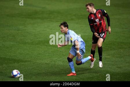 Callum O'Hare de Coventry City (à gauche) et Jack Stacey de l'AFC Bournemouth se battent pour le ballon lors du match du championnat Sky Bet au stade des trophées de St Andrew's trillion, à Birmingham. Banque D'Images