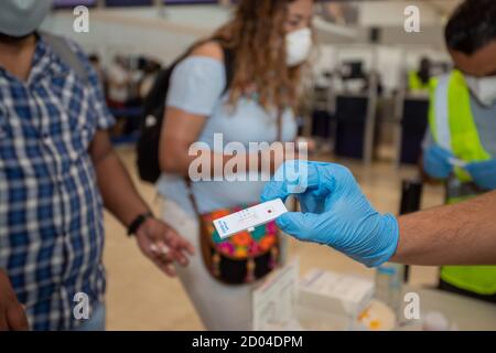 Cancun, Mexique. 1er octobre 2020. Un travailleur de la santé prélève un échantillon de sang auprès d'un passager pour effectuer un test rapide afin de détecter le SRAS-COV2 à l'origine de la coronavirus (Covid-19). De nouvelles mesures de sécurité sont prises dans les aéroports pour prévenir la propagation du virus à Cancun, au Mexique. (Photo par Eyepix Group/Pacific Press) crédit: Pacific Press Media production Corp./Alay Live News Banque D'Images