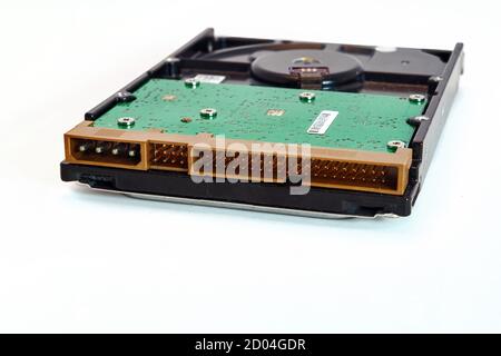 Disque dur IDE isolé sur un fond blanc gros plan. Banque D'Images