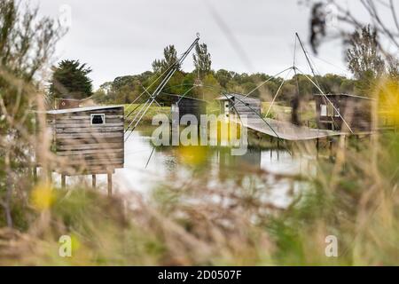 Carrelet de pêche, la cabane de pêcheur emblématique des paysages côtiers de Vendée, Charente-Maritime, dans l'estuaire de la Gironde, la Charente, L Banque D'Images