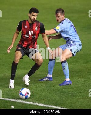 Dominic Solanke (à gauche) de l'AFC Bournemouth et Dominic Hyam de Coventry City se battent pour le ballon lors du match du championnat Sky Bet au stade des trophées de St Andrew, à Birmingham. Banque D'Images