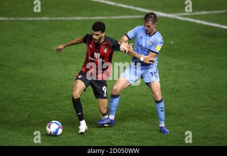 Dominic Solanke (à gauche) de l'AFC Bournemouth et Dominic Hyam de Coventry City se battent pour le ballon lors du match du championnat Sky Bet au stade des trophées de St Andrew, à Birmingham. Banque D'Images