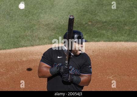 Chicago, États-Unis. 02 octobre 2020. Le premier basan de Miami Marlins Jesus Aguilar (24) est frappé par un terrain de Chicago Cubs qui a commencé le pichet Yu Darvish dans le quatrième repas du jeu de cartes sauvages NL à Wrigley Field le vendredi 2 octobre 2020 à Chicago. Photo par Kamil Krzaczynski/UPI crédit: UPI/Alay Live News Banque D'Images