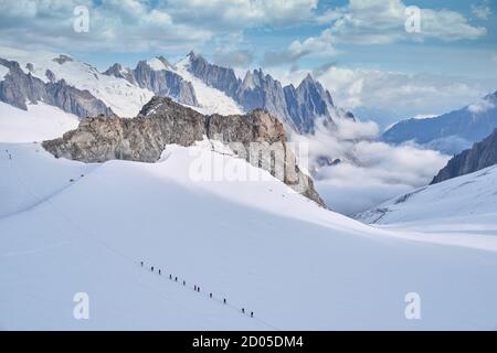 De nombreux alpinistes se sont rassemblés pour monter sur un glacier du Mont blanc, à Courmayeur, en Italie Banque D'Images