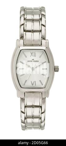 Anne Klein montre féminine argentée avec chiffres romains photographiés sur fond blanc. Banque D'Images