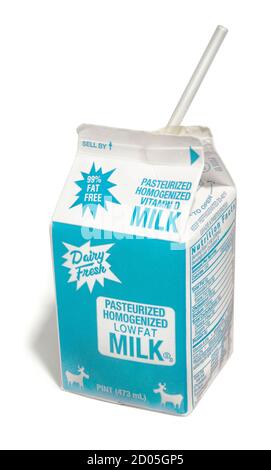Carton bleu clair de lait à faible teneur en matières grasses avec une paille photographié sur fond blanc Banque D'Images