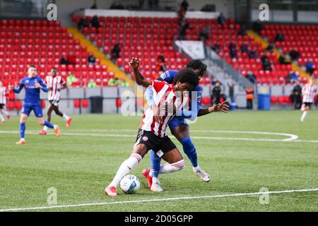 Sobowale (Waterford) met est un tour d'armes DE WALTER FIGUEIRA (Derry City FC) Qui a cédé la place à une pénalité pendant la Ligue Airtricity Fixation entre Der Banque D'Images