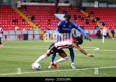 WALTER FIGUEIRA (Derry City FC) Va au sol dans la zone de pénalité après Sobowale (Waterford) Prend contact pendant la mise de présentoir de la Ligue Airtricity Banque D'Images