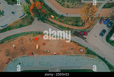 Vue de dessus du terrain de jeu pour enfants dans le nouveau quartier de Perm. Banque D'Images