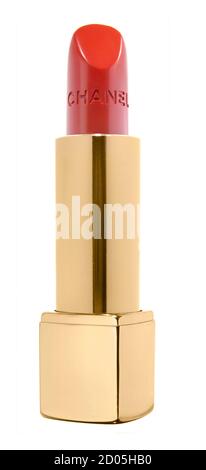 rouge à lèvres chanel brillant avec étui or photographié sur un arrière-plan blanc Banque D'Images