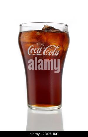 coca-cola dans un verre avec de la glace photographiée sur un blanc arrière-plan Banque D'Images