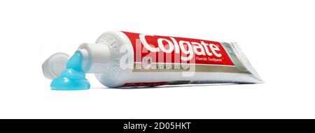 ouvrez le tube de dentifrice colgate photographié sur fond blanc Banque D'Images