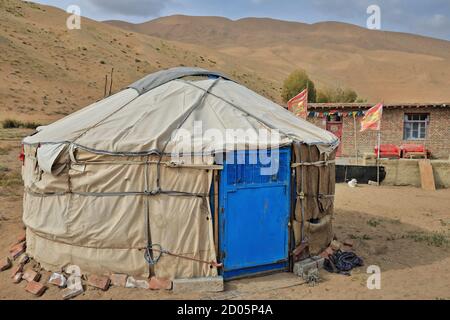 Yourte mongole à côté du lac Tamying-abri pour les éleveurs nomades-Badain Jaran-Chine-1069 Banque D'Images