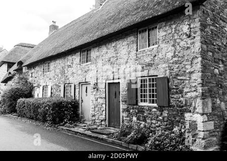 West Lulworth, Royaume-Uni - 19 juillet 2020: Belle maison de campagne en chaume en noir et blanc, architecture rurale historique exemple de classique Banque D'Images