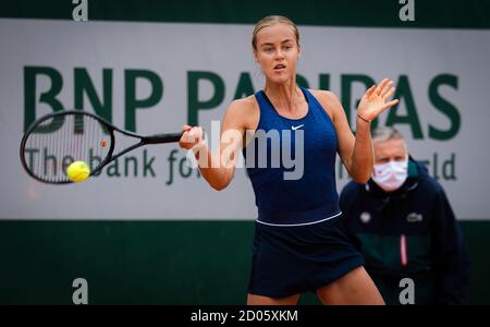 Paris, France. 2 octobre 2020. Anna-Karolina Schmiedlova de Slovaquie en action contre Nadia Podoroska d'Argentine lors de la troisième manche au Roland Garros 2020, tournoi de tennis Grand Chelem, le 2 octobre 2020 au stade Roland Garros à Paris, France - photo Rob Prange / Espagne DPPI / DPPI crédit: LM/DPPI/Rob Prange/Alay Live News Banque D'Images