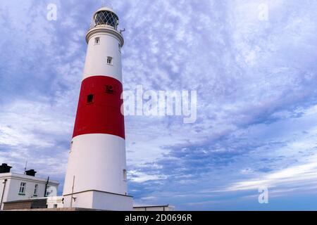 Portland, Royaume-Uni - 18 juillet 2020 : prise incroyable du phare de Portland avec un ciel magnifique couvert au début du coucher du soleil Banque D'Images