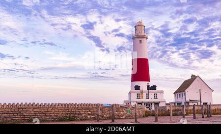 Portland, Royaume-Uni - 18 juillet 2020 : superbe prise de vue du phare de Portland avec de magnifiques nuages de ciel coulés au début du coucher du soleil, ciel spectaculaire au-dessus d'un Banque D'Images
