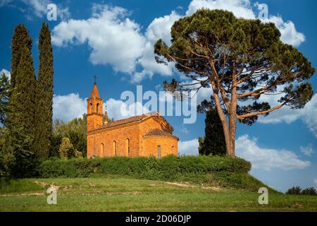 L'église rouge de Pomelasca situé dans la campagne lombarde, Arosio, province de Côme, Brianza, Italie, Europe Banque D'Images