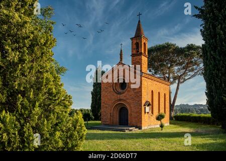 L'église rouge de Pomelasca situé dans la campagne lombarde, Arosio, province de Côme, Brianza, Italie, Europe Banque D'Images