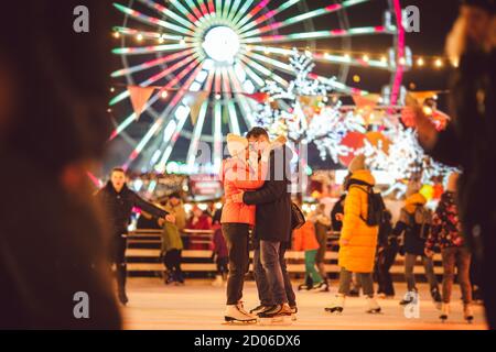 Patinage sur glace ensemble. Vacances d'hiver romantiques dans l'arène de glace. Patinage de jeunes couples à la patinoire. Le meilleur Noël jamais vu. L'hiver s'amuse. Jolie Saint-Valentin Banque D'Images