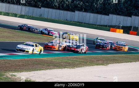 Vallelunga, Rome, Italie, 12 septembre 2020. Festival américain de Rome, championnat de voitures Nascar Euro dépassement de bataille en groupe Banque D'Images