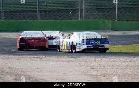 Vallelunga, Rome, Italie, 12 septembre 2020. Festival américain de Rome, le championnat de voitures Nascar Euro bataille en survolant la vue arrière à tour de rôle Banque D'Images