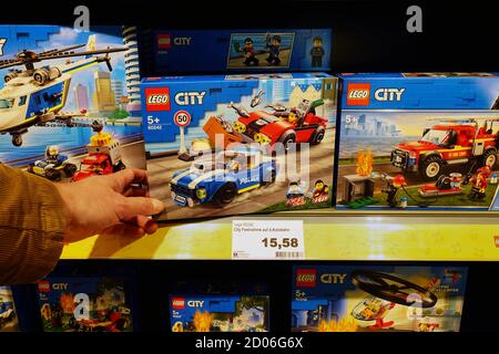 Boîtes LEGO City dans un magasin de jouets Banque D'Images