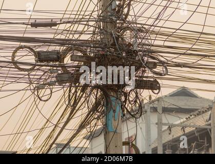 Des câbles téléphoniques et Internet forment un nid de rats. Banque D'Images