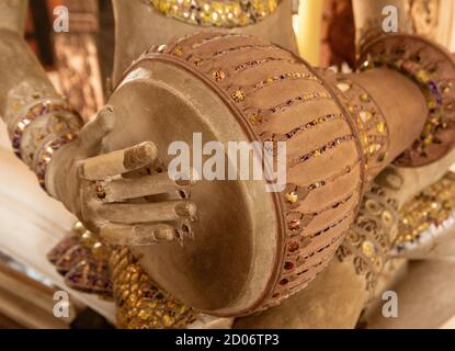 Statue de Imp Dieu dans Temple Gangaramaya à Colombo Sri Lanka - Jouer au tambour. Banque D'Images