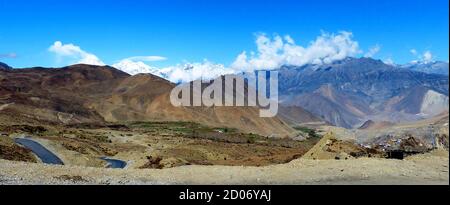 Panorama montagnes de l'Himalaya dans le Royaume de Mustang, Népal, paysage magnifique vallée de Kali Gandaki, paysage sauvage étonnant de l'Himalaya. Banque D'Images