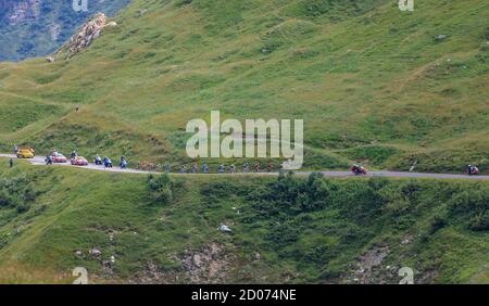 Col d'Iseran, France - 26 juillet 2019 : le Peloton escalade la route vers le Col d'Iseran pendant la phase 19 du Tour de France 2019. Banque D'Images