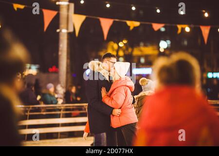 Patinage sur glace ensemble. Vacances d'hiver romantiques dans l'arène de glace. Patinage de jeunes couples à la patinoire. Le meilleur Noël jamais vu. L'hiver s'amuse. Jolie Saint-Valentin Banque D'Images